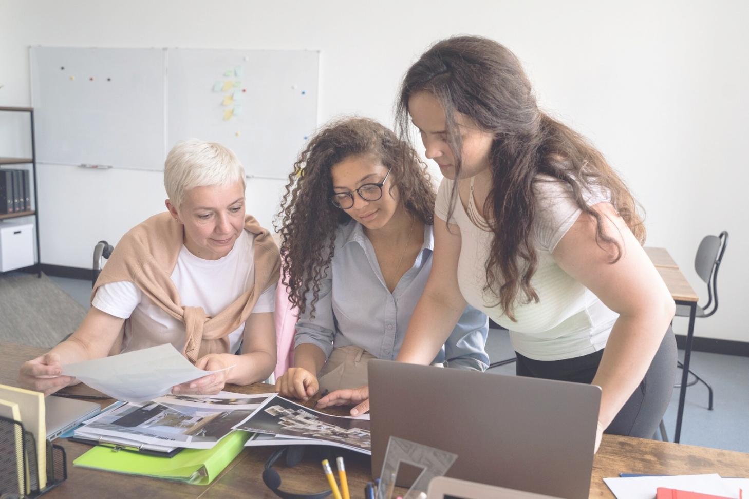 Session de formation avec analyse de cas pratiques